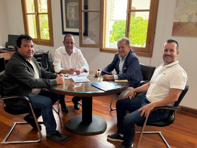 Reunión Institucional entre el vicepresidente del Cabildo y la Junta de Compensación para buscar soluciones a los problemas de La Lajita 2000.